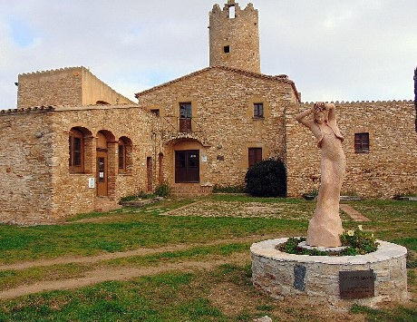 Anar a Mas Pinc o de Carmen Amaya a Begur (© Josep Maria Viñolas Esteva). Font. Viquipèdia