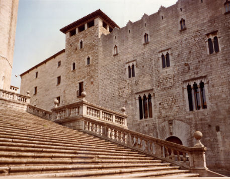 Anar a Edifici de la Pia Almoina, seu del COAC a Girona, des de les escales de la Catedral. Font: coac.net