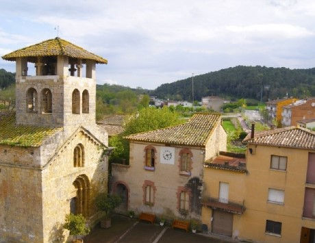 Anar a Poble de Serinyà al Pla de l'Estany amb l'Església Parroquial de Sant Andreu en primer terme. Font: femturisme.cat