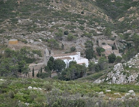 Anar a Ermita de Santa Caterina vista des del cim del massís del Montgrí (© Vincent van Zeijst). Font: Viquipèdia