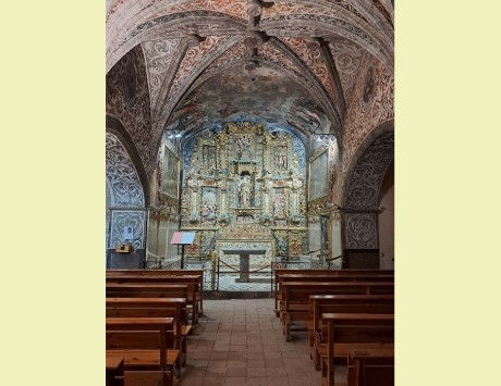 Anar a Interior de la nau amb el retaule major barroc i els frescos de parets i volta (© Josep Maria Viñolas Esteva). Font: Viquipèdia