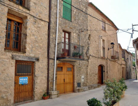 Anar a Un carrer del centre de Terrades. Font: femturisme.cat