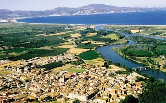 Una altra vista aèria de Sant Pere Pescador amb una esplèndida vista de la Badia de Roses. Font: es.wikiloc.com