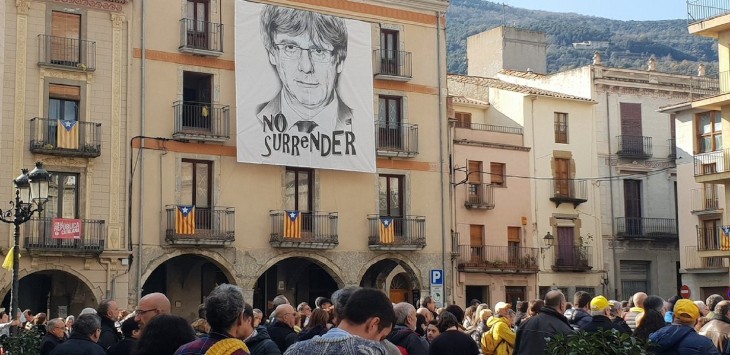 La Plaça Major amb la pacarta reivindicativa amb la imatge de Carles Puigdemont. Font: elnacional.cat