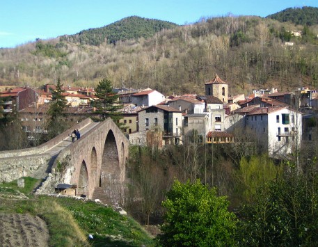 La vila de Sant Joan de les Abadesses amb el pont medieval en primer terme. Font: Viquipèdia