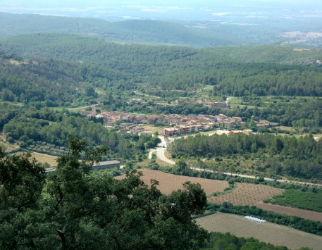 El poble de Terrades des de la muntanya de Santa Magdalena. Font: Viquipèdia