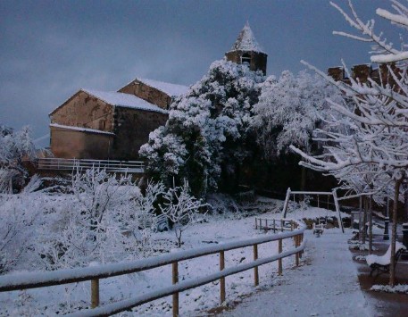 El poble de Brunyola tot nevat. Imatge manllevada del web https://sites.google.com/site/pessebrebrunyola
