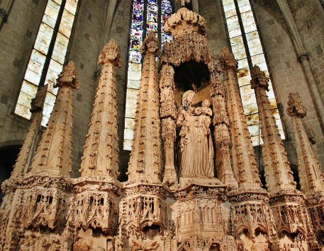 Interior de la Basílica de Santa Maria de Castelló d'Empúries. Font: guias-viajar.com