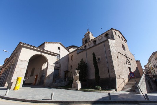 Plaça Farners amb l'Església Parroquial amb primer terme. Font: turismescf.cat